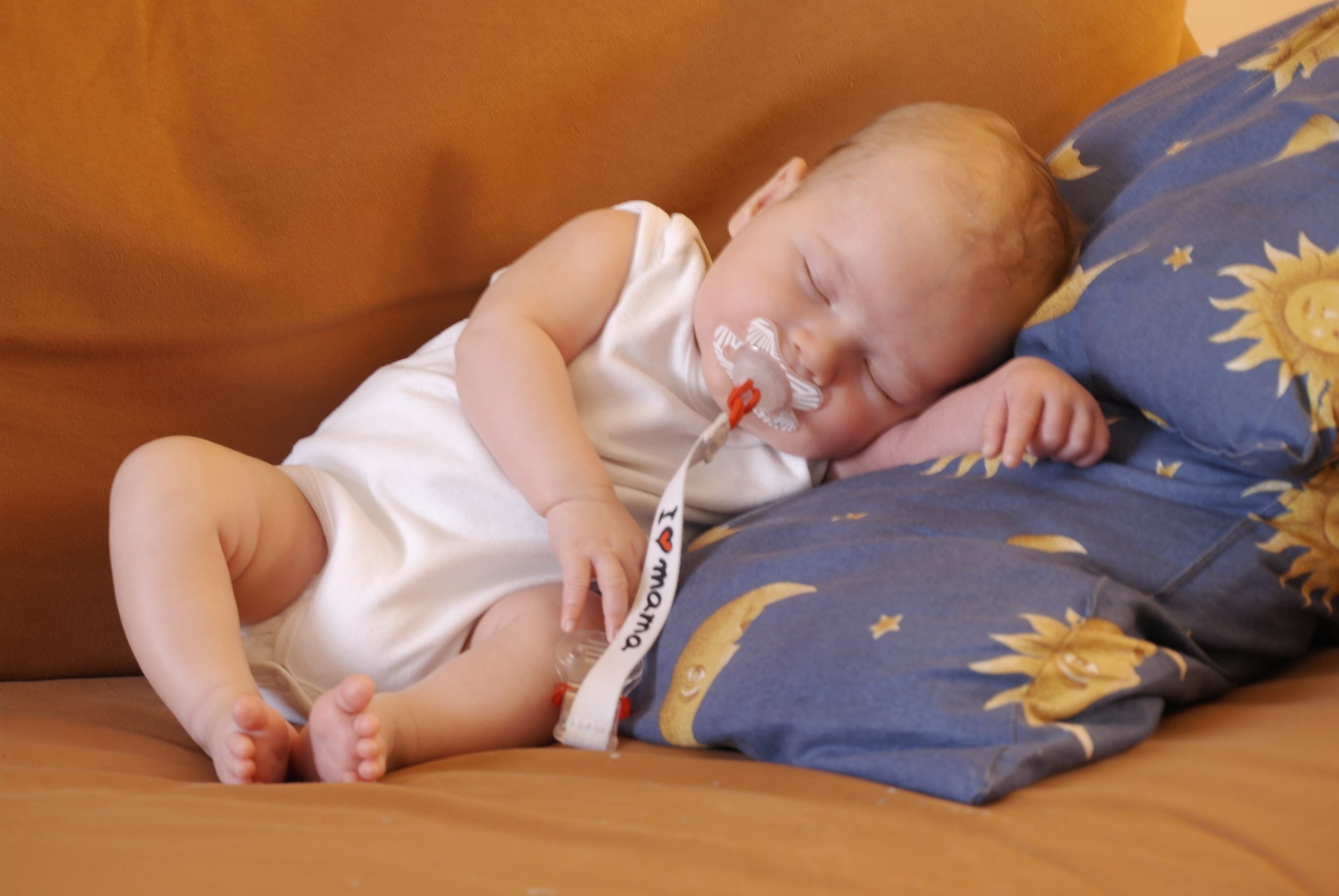 Bébé qui dort sur un canapé.