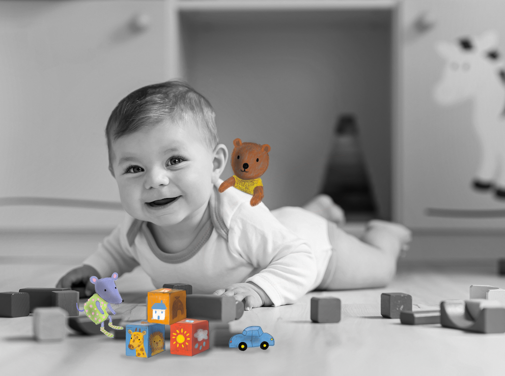 Bébé qui joue avec des jouets illustrés.